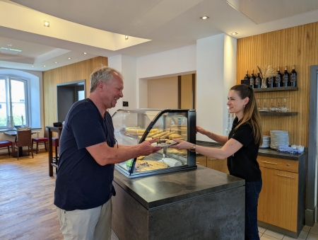 Die „Gastronomie an der Wewelsburg“ ist ab sofort wieder geöffnet. Das Kreismuseum Wewelsburg findet mit „Genuss & Gastronomie in OWL“ einen neuen Betreiber für die Museumsgastronomie.